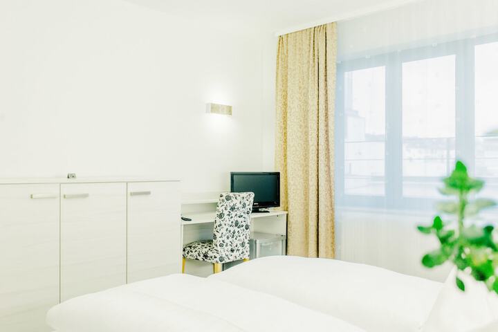 Room 9 of 34