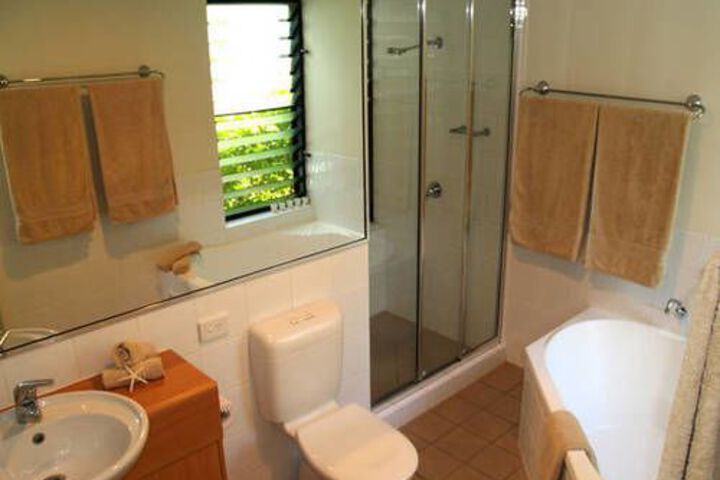 Room 5 of 8