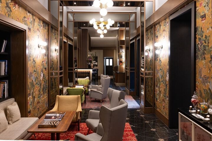 Lobby lounge