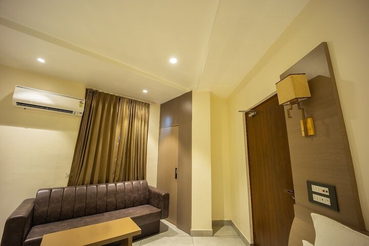 Room 9 of 36