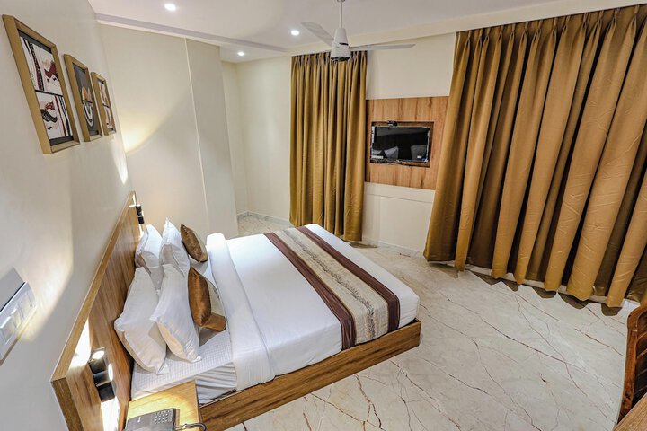 Room 15 of 156