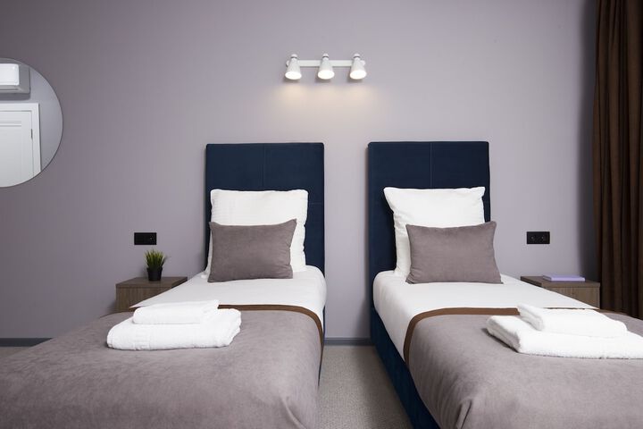 Room 2 of 20