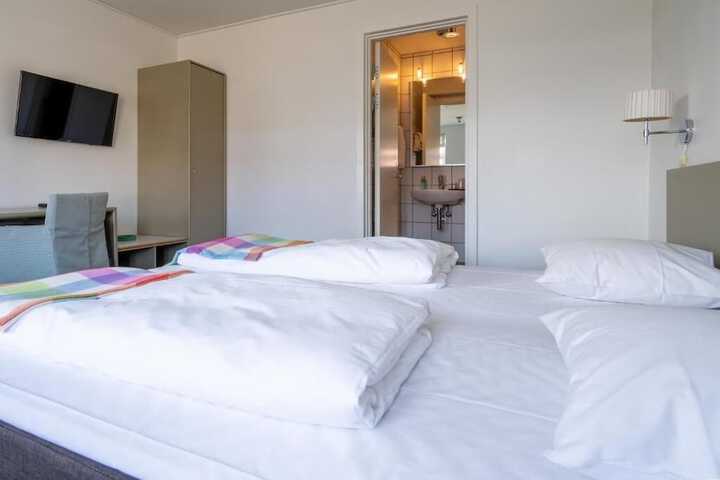 Room 6 of 79