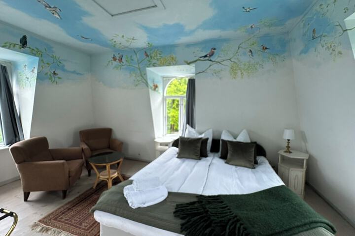 Room 18 of 77