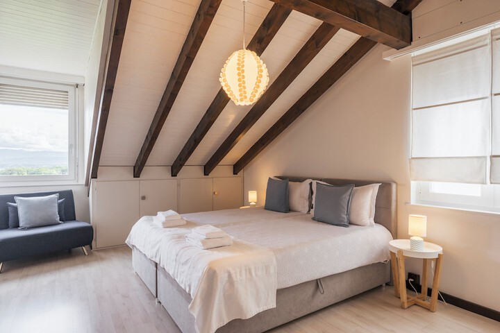 Room 10 of 34