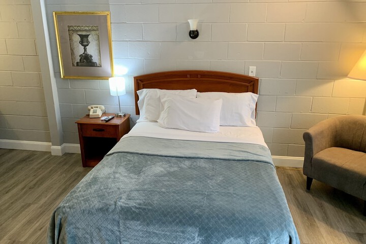 1 Queen Bed (8 of 20)
