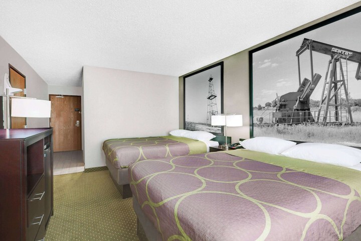 1 Queen Bed (7 of 13)
