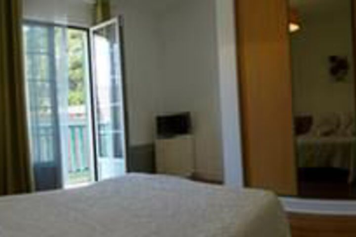 Room 4 of 16