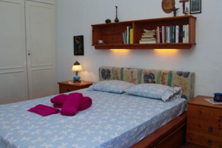 Room 6 of 12