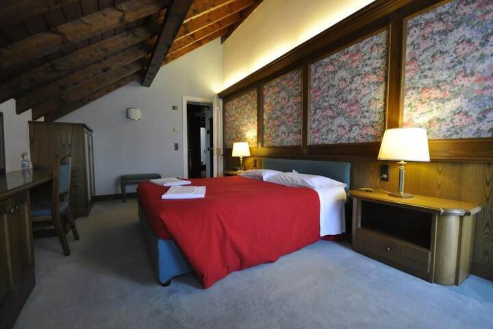 Room 5 of 12