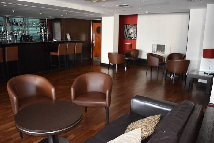Lounge 32 of 40
