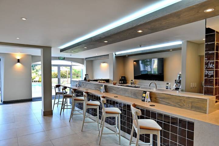 Lounge 17 of 25