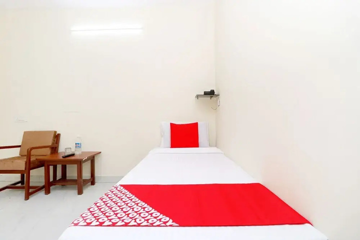 Room 6 of 12