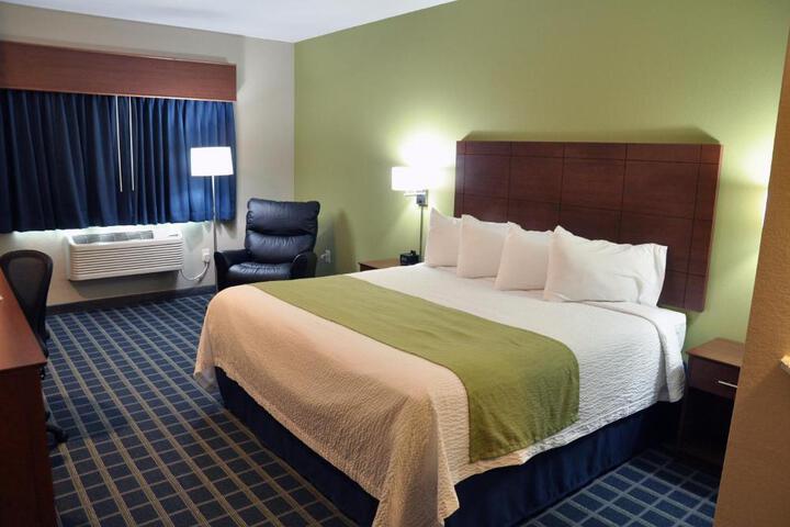 1 King Bed (2 of 7)