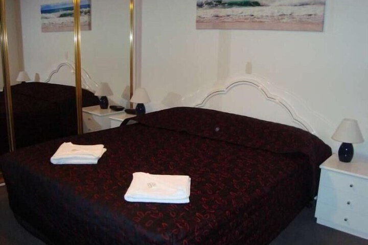 Room 4 of 12