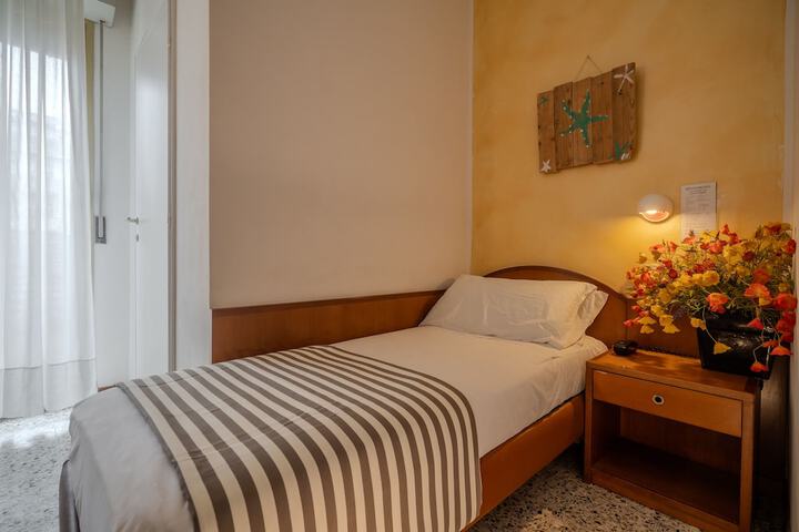Room 22 of 48