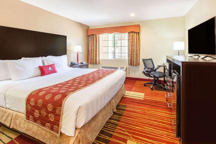 2 Double Beds (7 of 10)