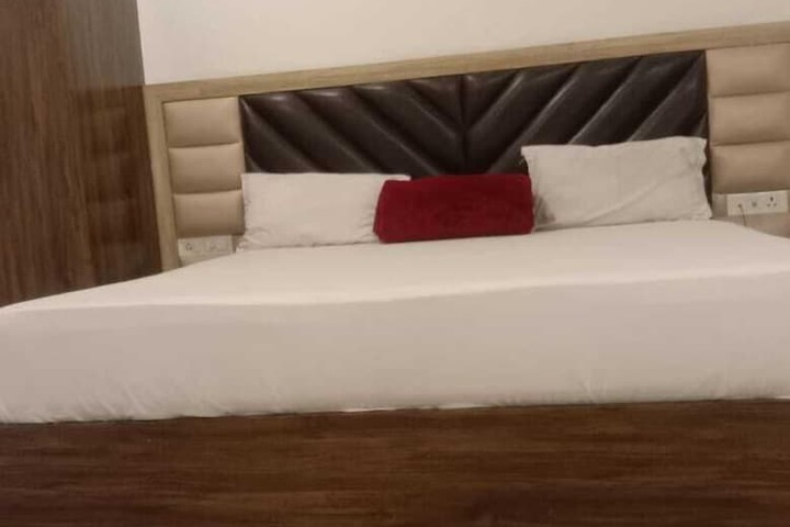 Room 3 of 16