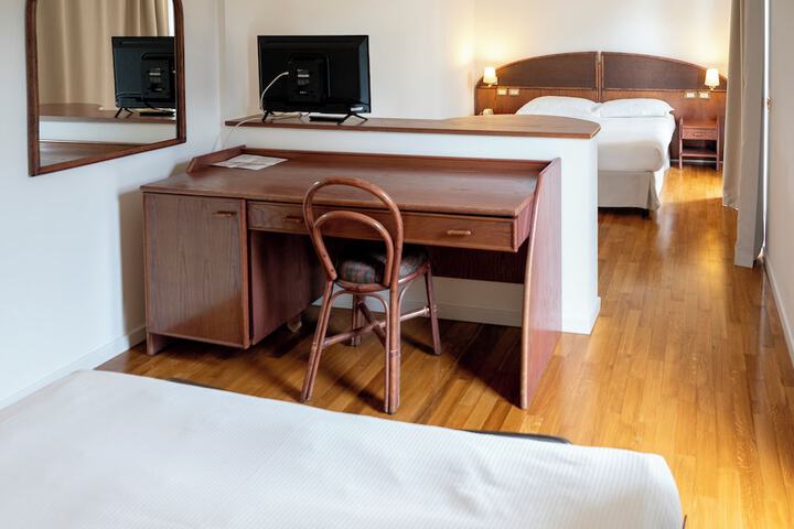 Room 13 of 27