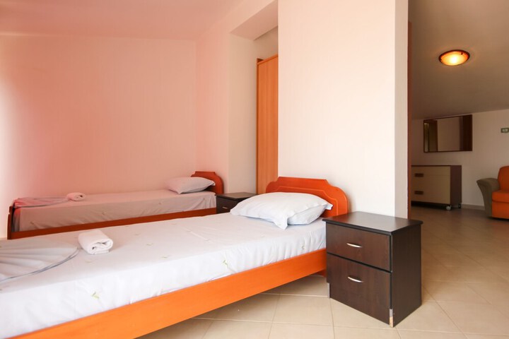 Room 12 of 24