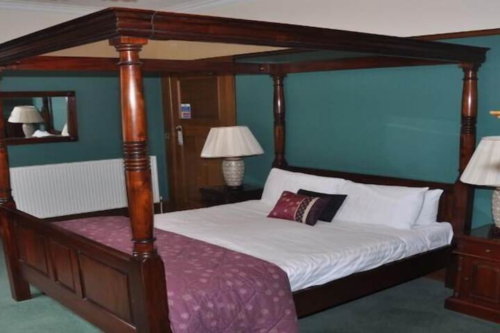 Room 6 of 14
