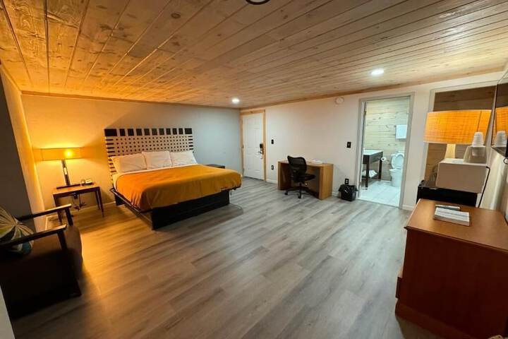 1 King Bed with River View (5 of 5)
