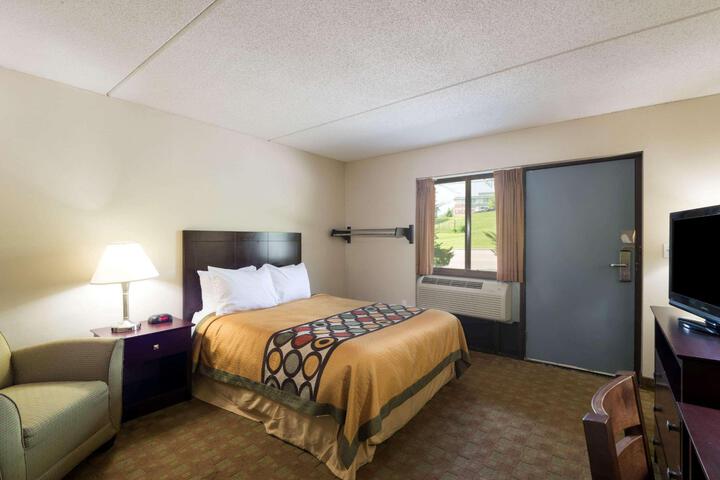 1 Queen Bed Deluxe Room (1 of 12)