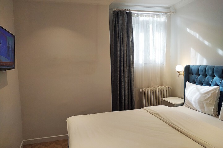 Room 2 of 32