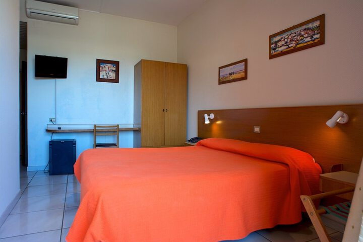 Room 3 of 10