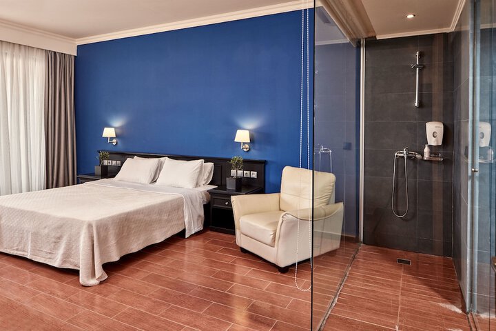 Room 14 of 106