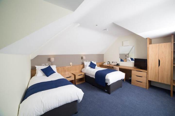 Room 4 of 25