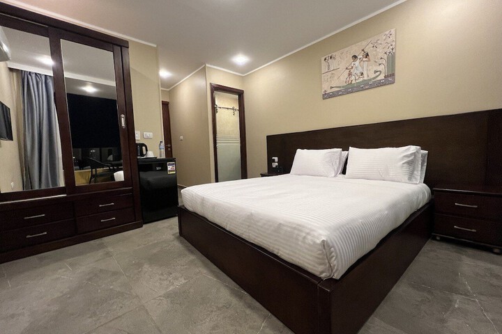 Room 5 of 28