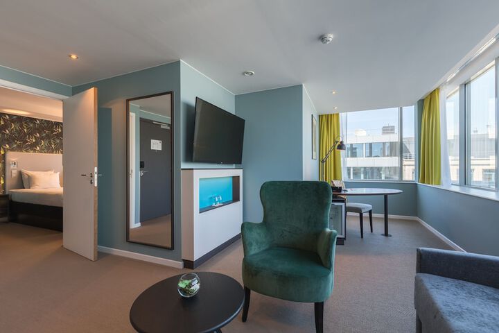 Room 32 of 90