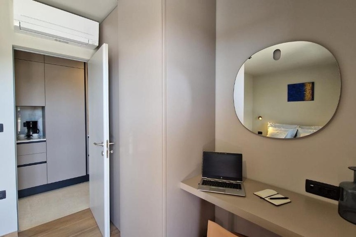Room 4 of 9