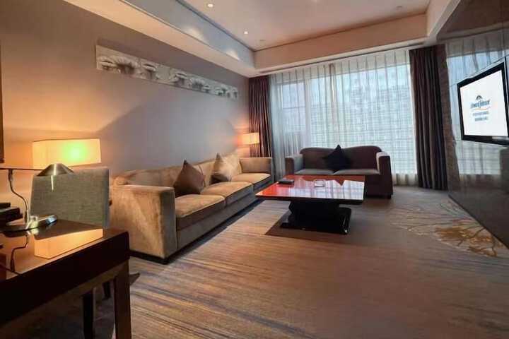 Room 4 of 33