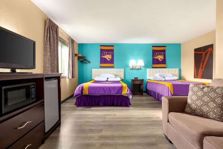 1 Queen Bed (2 of 9)