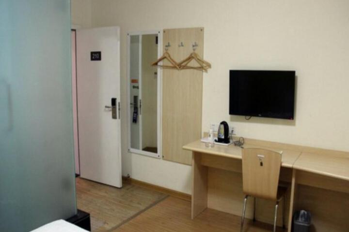 Room 3 of 8