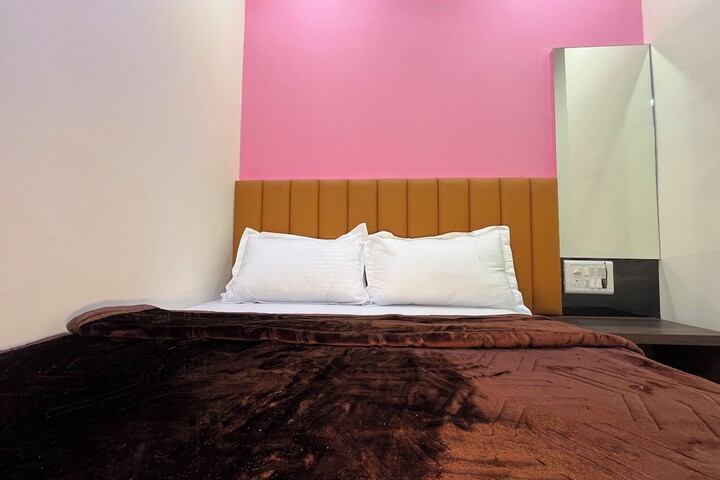 Room 5 of 18