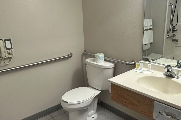 1 Queen Bed Mobility Accessible (4 of 10)