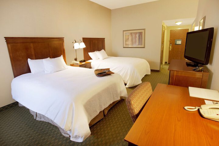 2 Queen Beds (8 of 11)
