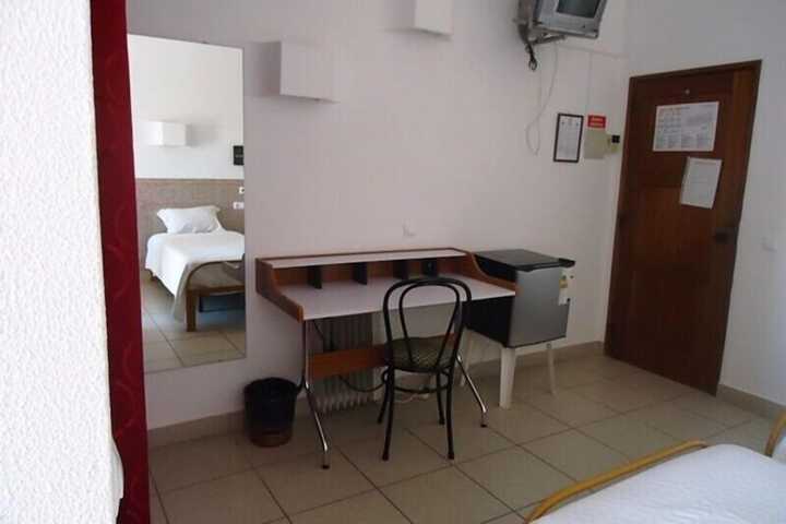 Room 9 of 37