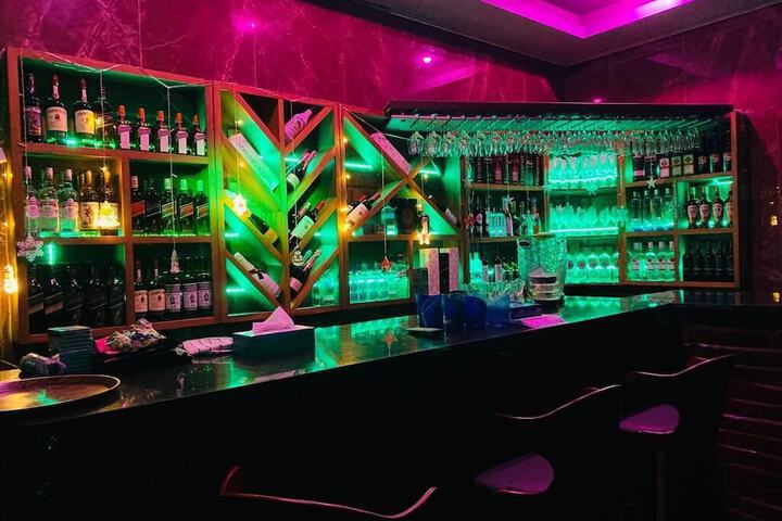 Lounge 20 of 27