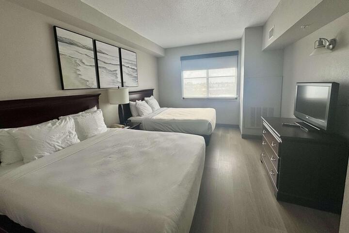 2 Queen Beds (8 of 10)