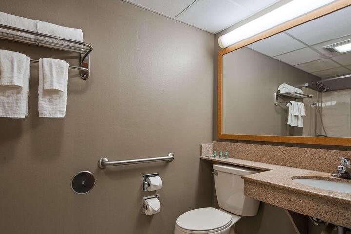 2 Queen Beds High Speed Internet Accessible Microwave and Refrigerator, Coffee Maker, Hairdryer Iron and Ironing Board Full Breakfast (4 of 10)