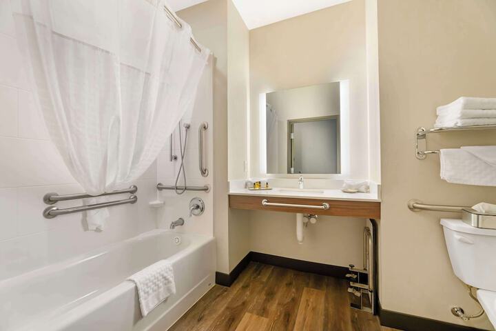 2 Queen Beds Microwave and Refrigerator WiFi Full Breakfast (9 of 21)