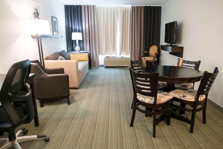 1 King Bed (3 of 4)
