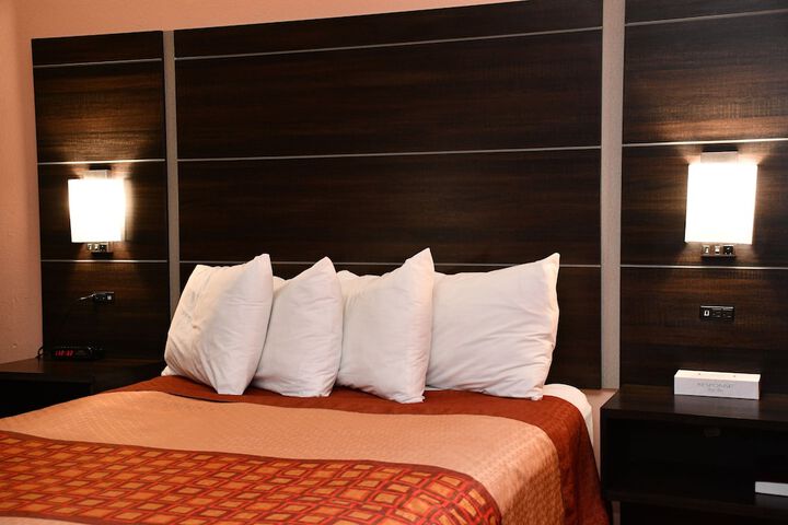 1 Queen Bed (7 of 9)