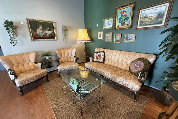 Lounge 19 of 39