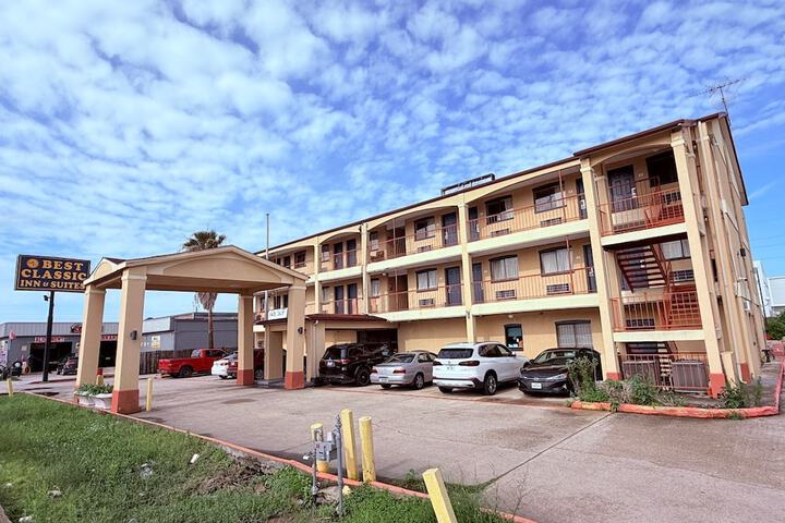 Exterior of Best Classic Inn & Suites Houston I 45 near IAH
