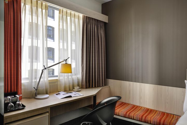 Room 11 of 37